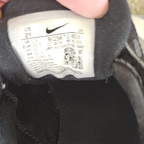 Nike Revolution Boy's Size 2Y Black and White Athletic Shoes BQ5672-003 - Picture 6 of 9
